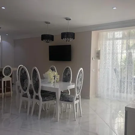 Luxurious In With Private Swimming Pool&garden